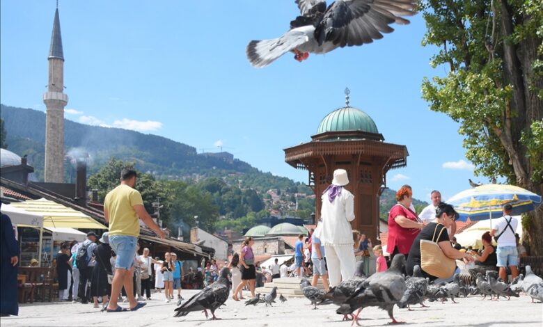 Brojni građani i turisti nedjelju iskoristili za šetnju Baščaršijom