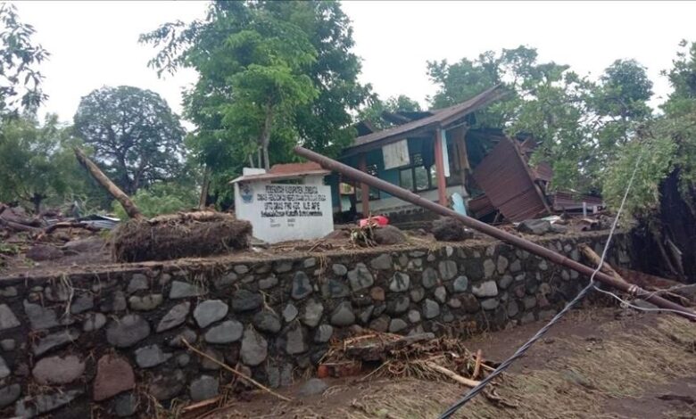 U poplavama i klizištima na Tajlandu i Indoneziji poginulo 26 osoba 
 U poplavama i klizištima na Tajlandu i Indoneziji poginulo 26 osoba