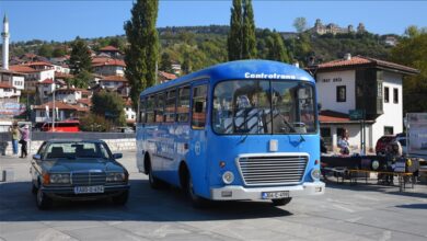 Photo of Svjetski dan turizma: Kod sarajevske Vijećnice oldtimeri i Centrotransov autobus iz 1963.