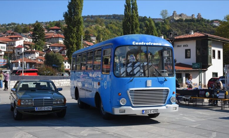 Svjetski dan turizma: Kod sarajevske Vijećnice oldtimeri i Centrotransov autobus iz 1963.