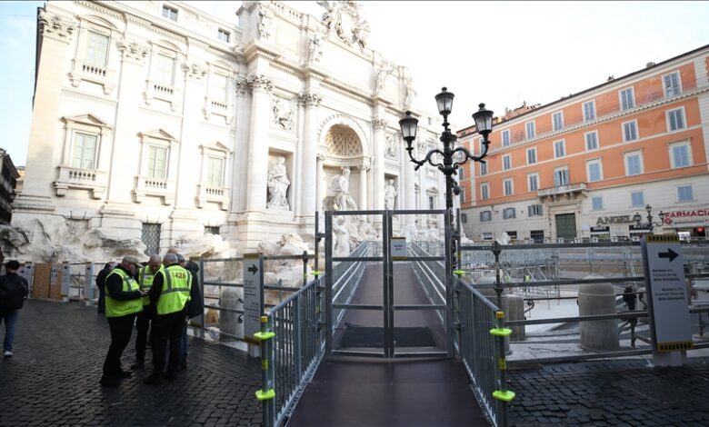 U rimskoj Fontani di Trevi izgrađena prenosiva pješačka staza