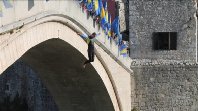 Photo of Skokom u Neretvu bez aplauza obilježena 31. godišnjica rušenja Starog mosta