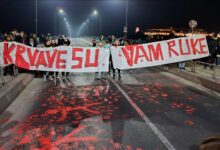 Photo of Novi Sad: Građani više sati blokirali Varadinski most u znak protesta zbog tragedije kod železničke stanice