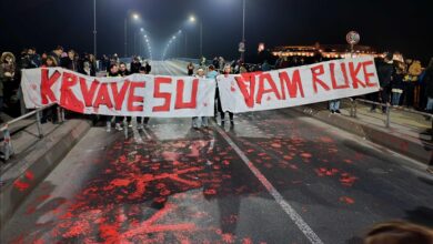 Photo of Novi Sad: Građani više sati blokirali Varadinski most u znak protesta zbog tragedije kod železničke stanice