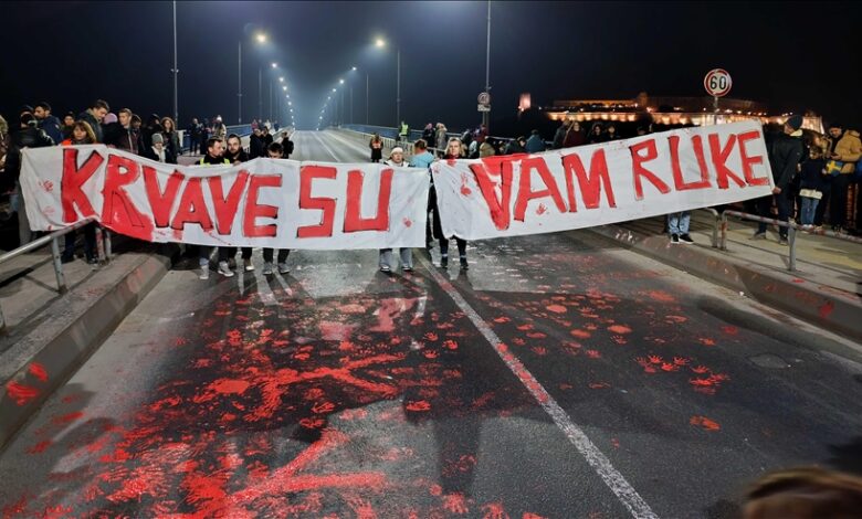 Novi Sad: Građani više sati blokirali Varadinski most u znak protesta zbog tragedije kod železničke stanice