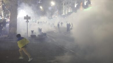 Photo of Gruzija: Policija protiv demonstranata u Tbilisiju koristila vodene topove i suzavac
                            
                                Gruzija: Policija protiv demonstranata u Tbilisiju koristila vodene topove i suzavac