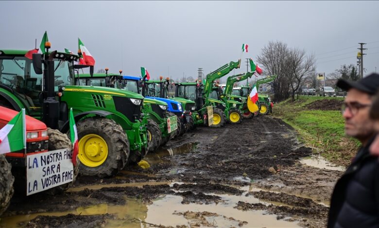 Italijanski farmeri s traktorima protestuju protiv vladine politike