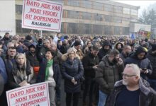 Photo of Poslodavci protestovali ispred Vlade FBiH zbog povećanja minimalne plate