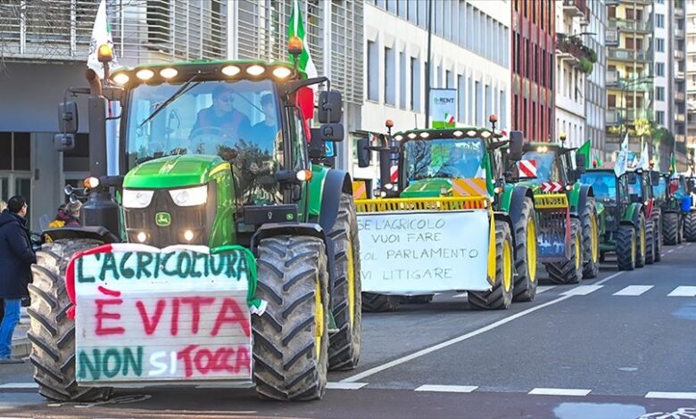 Poljoprivrednici traktorima stigli na protest u centru Milana